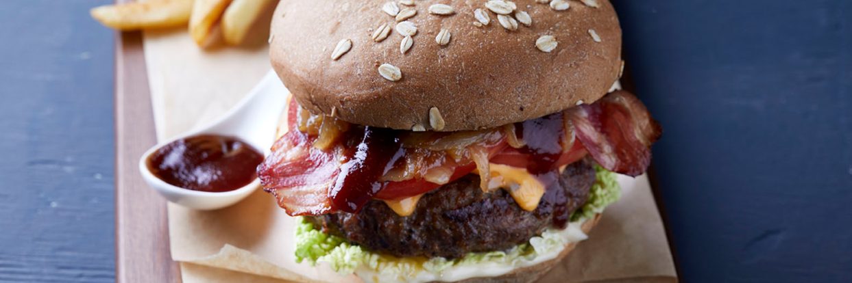 Burger με καραμελωμένο κρεμμύδι_2550χ850